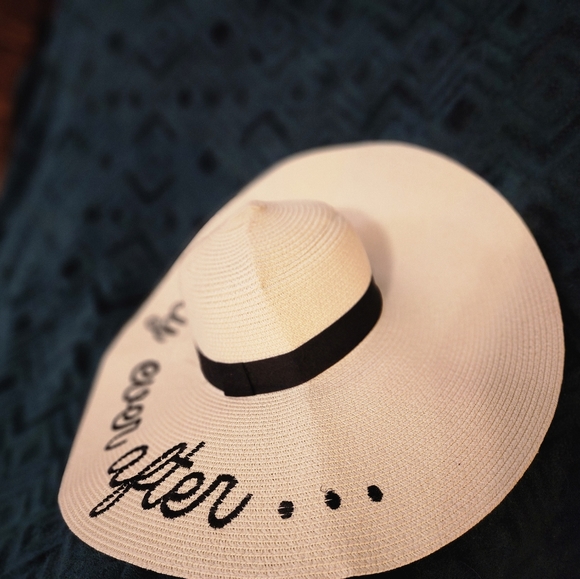 Wide-brimmed straw sun hat by Miss to Mrs., brand new, perfect honeymoon attire! - Picture 2 of 4